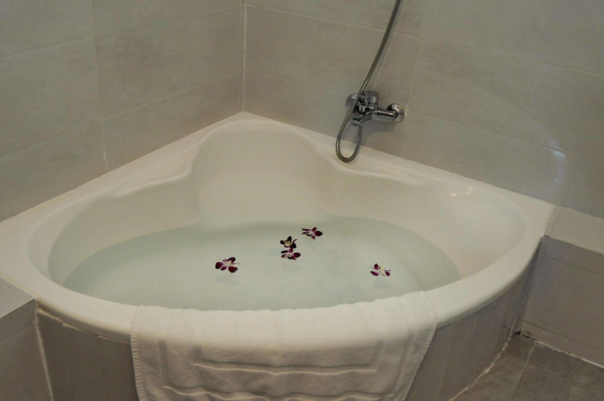 נה טראנג Camellia Nhatrang Hotel מראה חיצוני תמונה